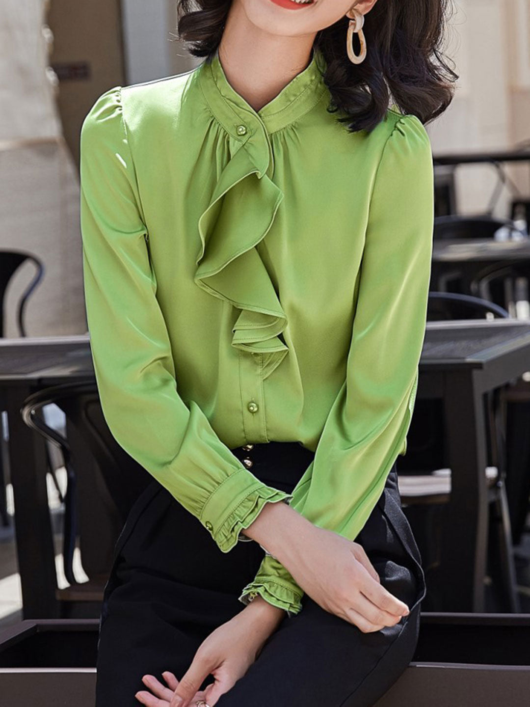 Elegant chiffonbluse med stilfuld flæsekrave