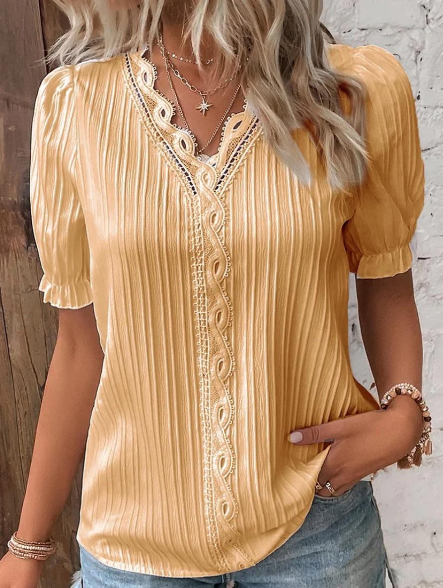Clara | Plisseret V-hals Bluse med Blondekant