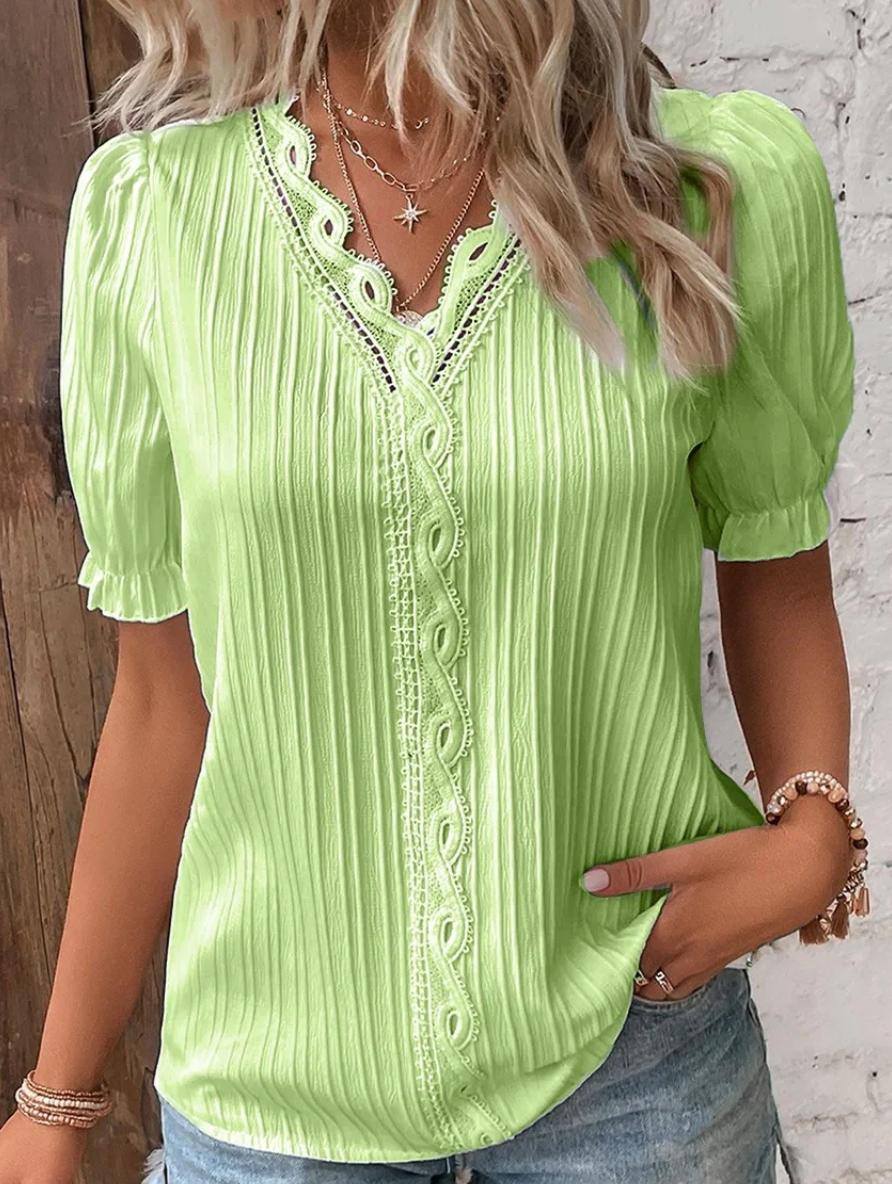 Clara | Plisseret V-hals Bluse med Blondekant