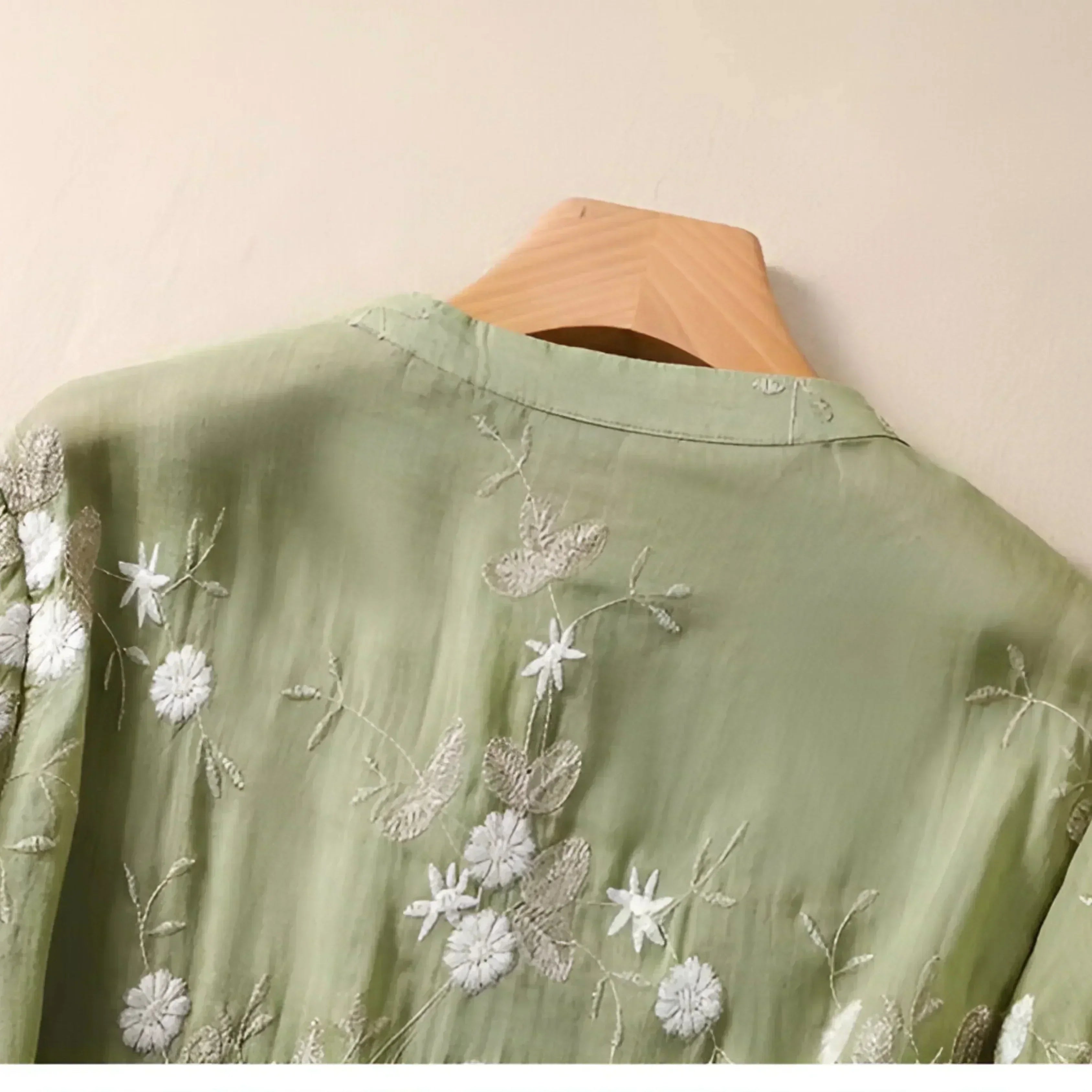 Freja | Broderet Damebluse med Knapper