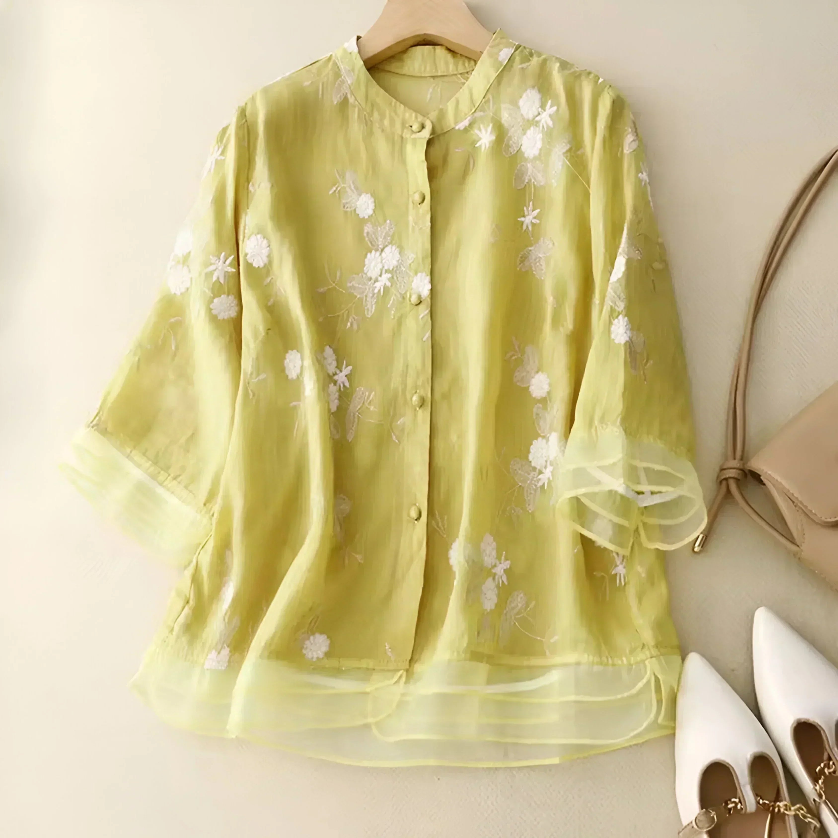 Freja | Broderet Damebluse med Knapper