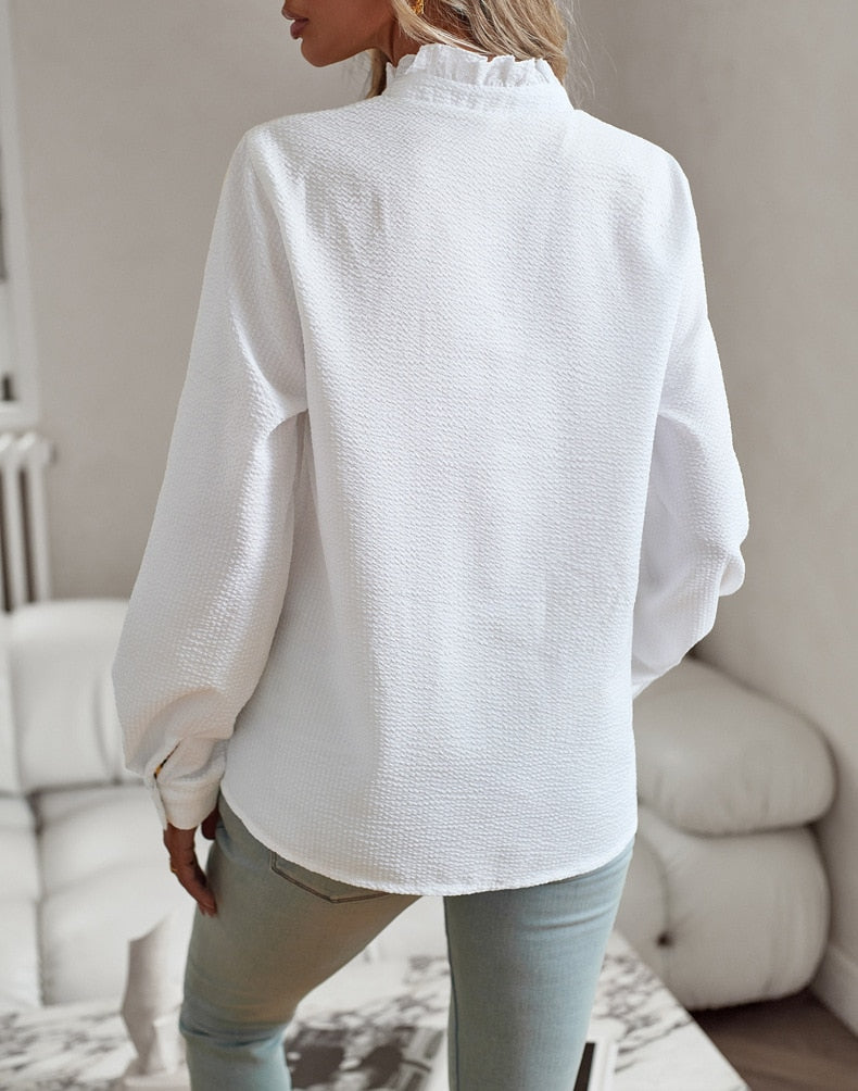 Stilfuld skjorte med knapper og design