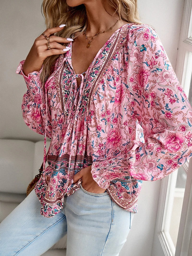 Elegant sommerbluse med blomsterdesign