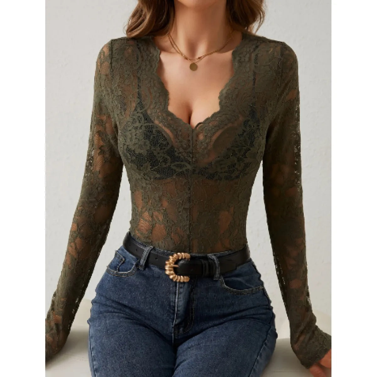 V-hals blondebluse med blomsterdetaljer