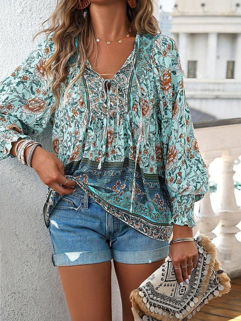 Elegant sommerbluse med blomsterdesign