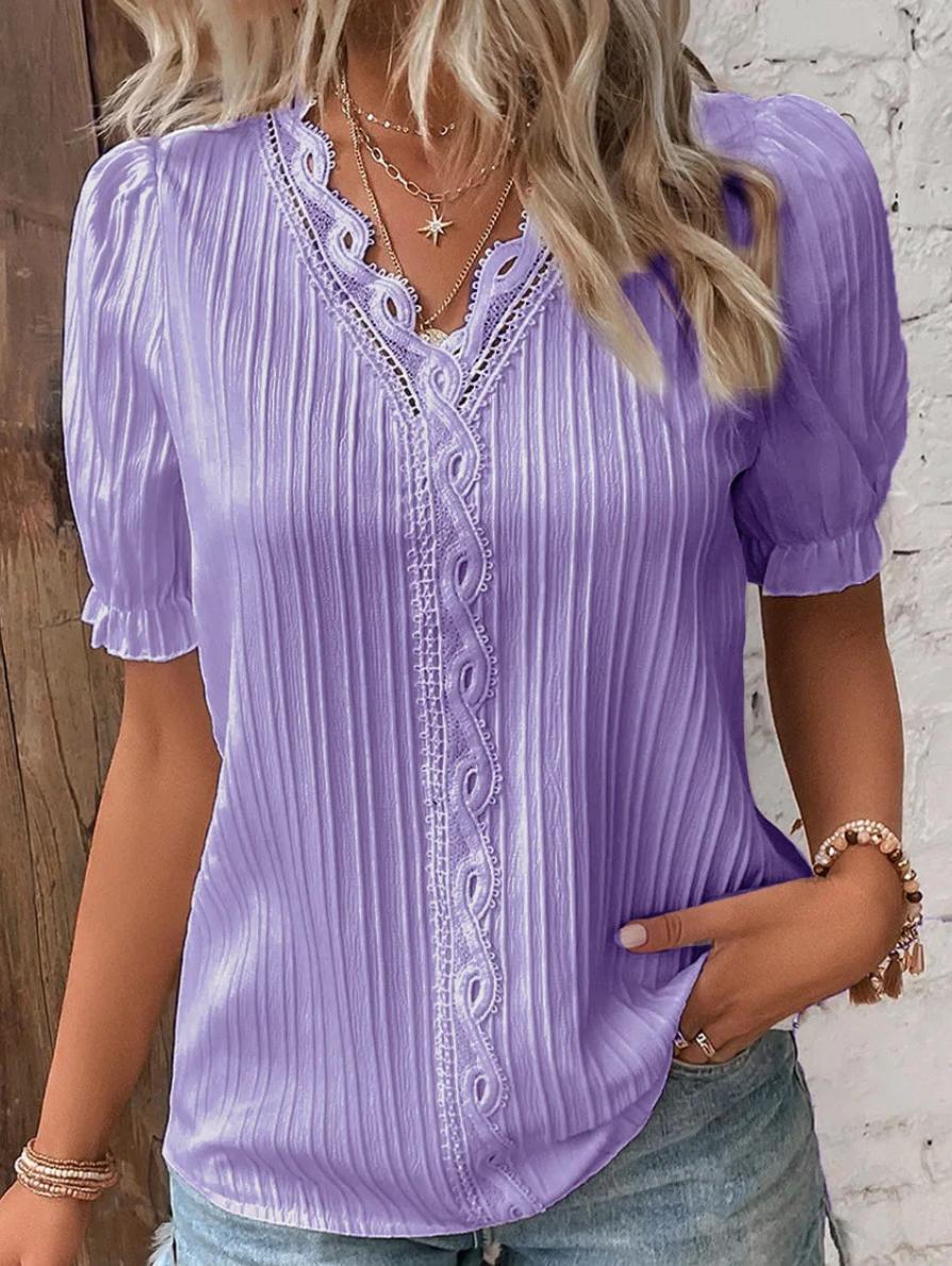 Clara | Plisseret V-hals Bluse med Blondekant