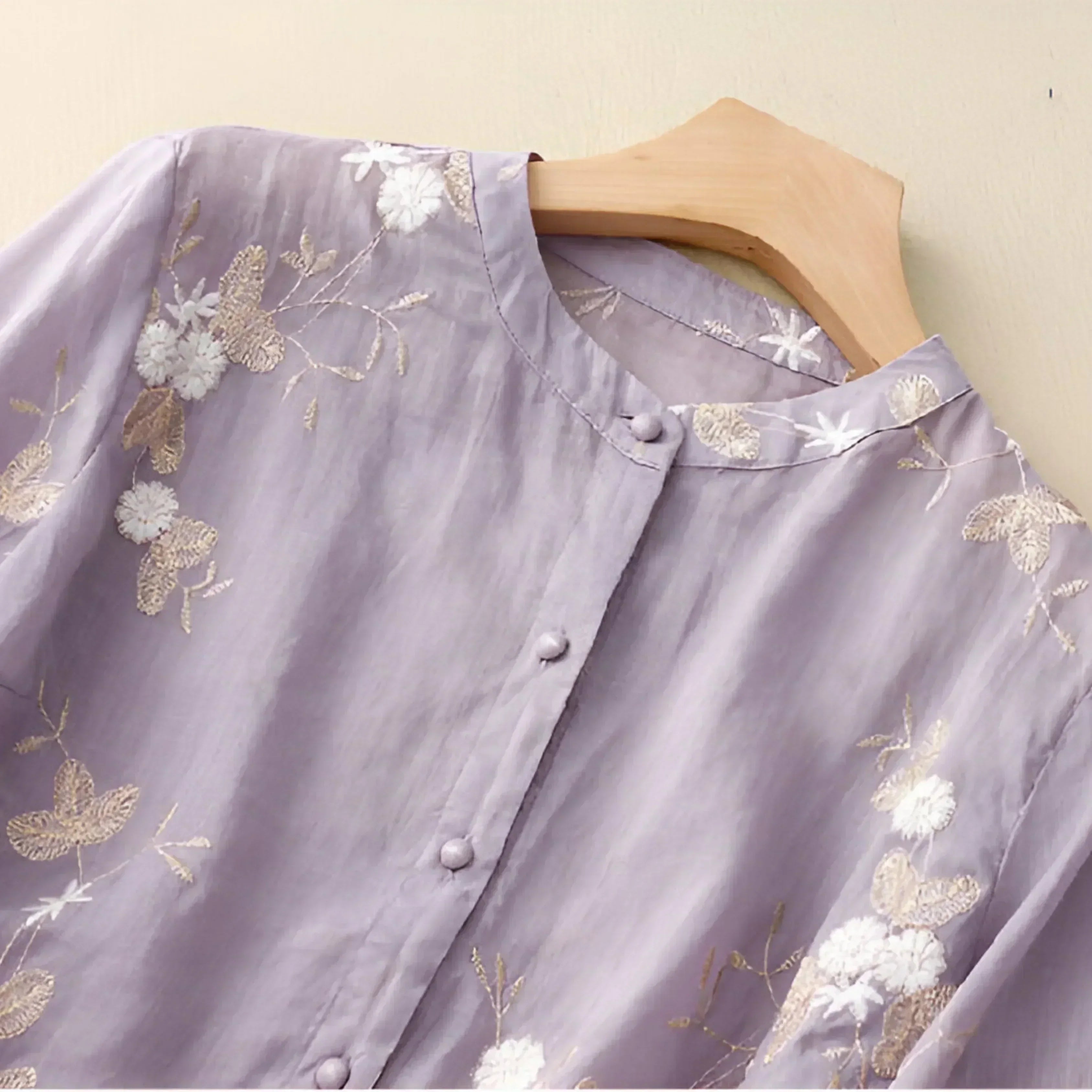 Freja | Broderet Damebluse med Knapper
