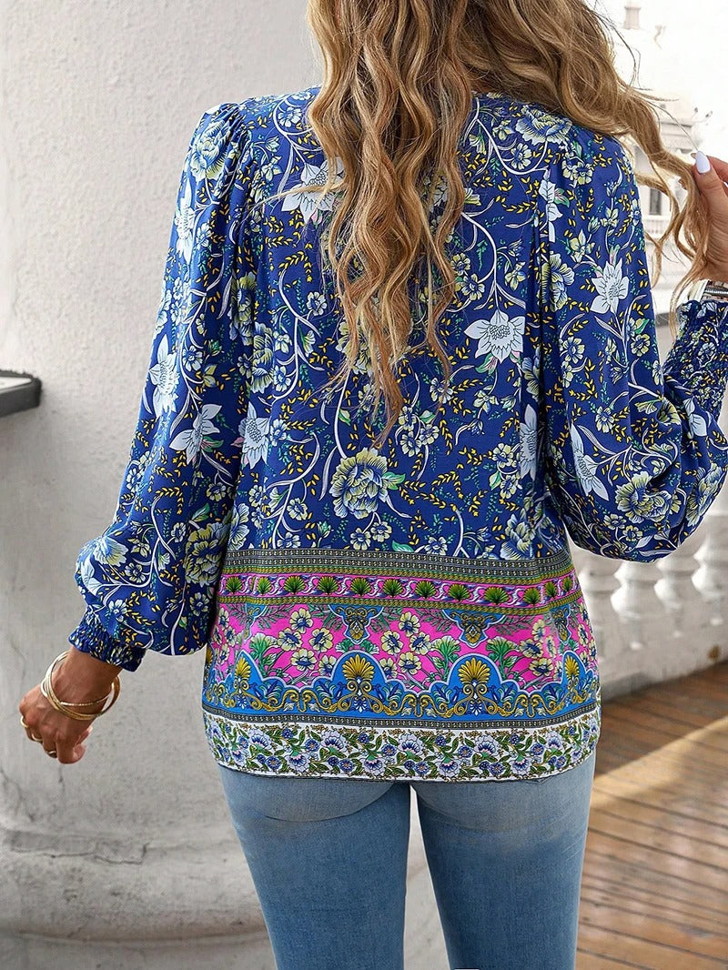 Elegant sommerbluse med blomsterdesign