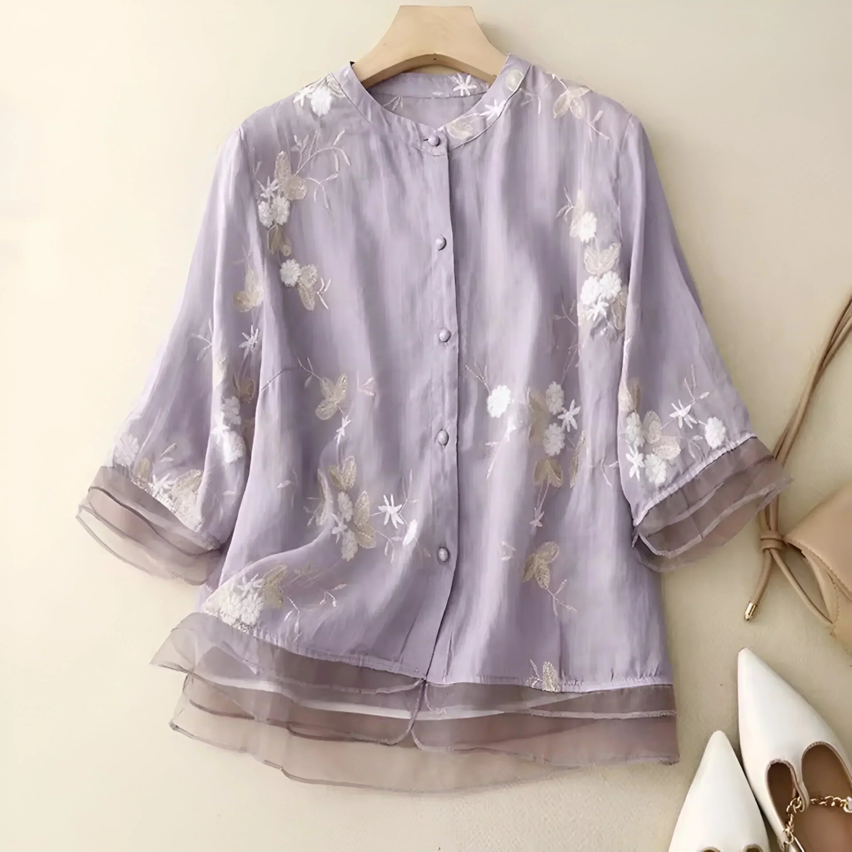 Freja | Broderet Damebluse med Knapper