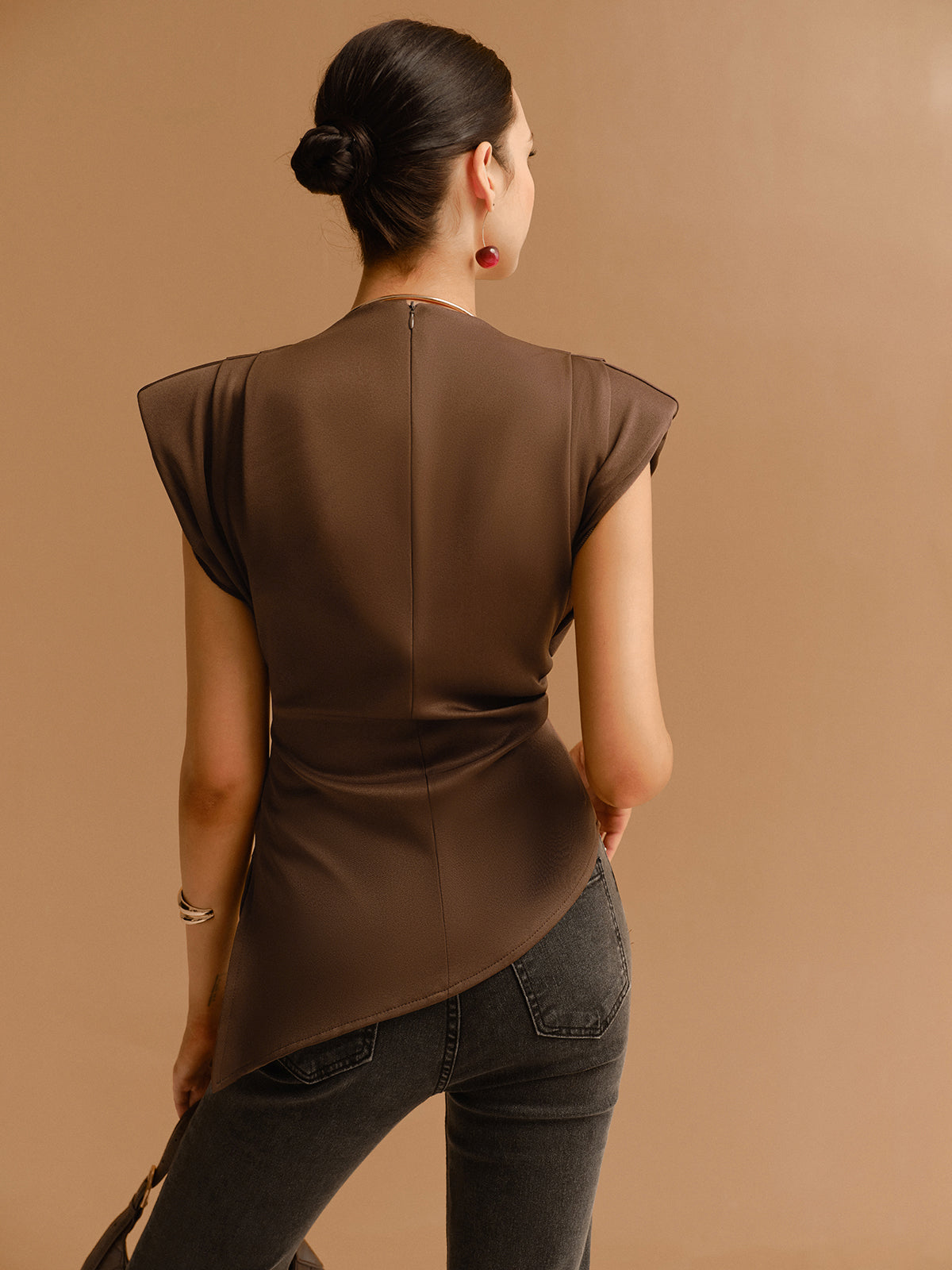 Elegant og asymmetrisk top med skulpturelle detaljer