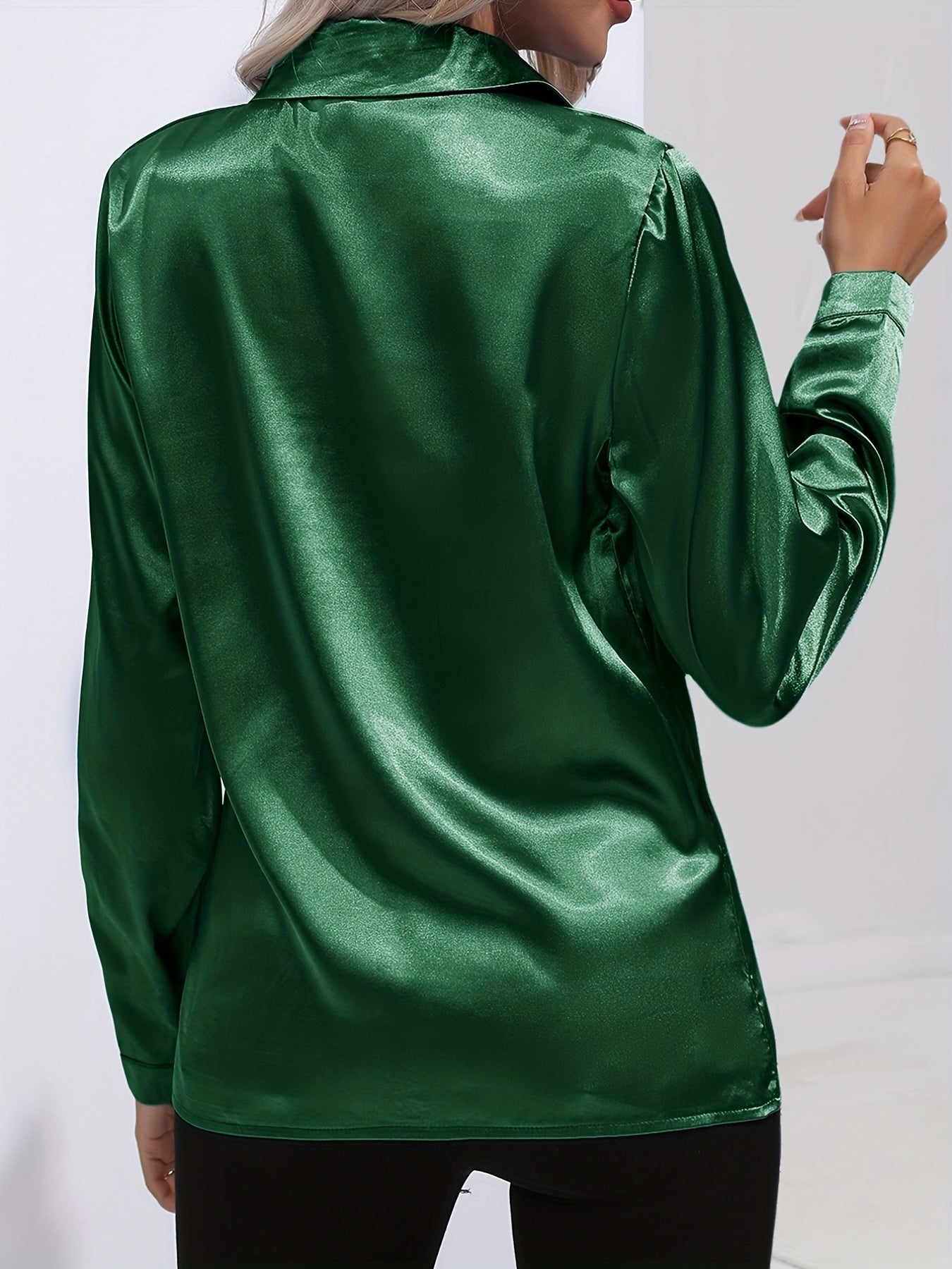 Kvinders elegante skinnende skjorte med knapper