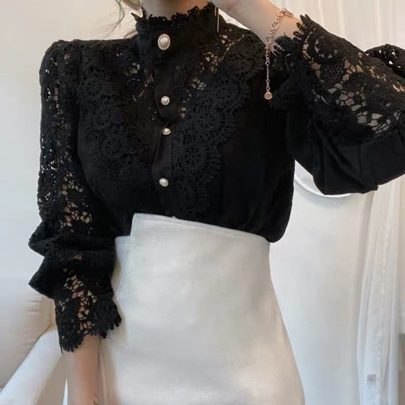 Klassisk Og Elegant Damebluse Med Blonde