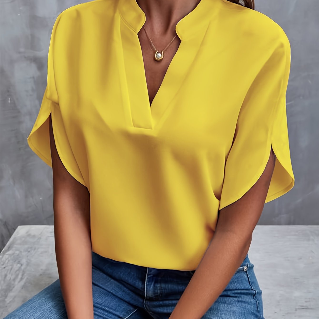 Emma | Elegant Damebluse med V-udskæring