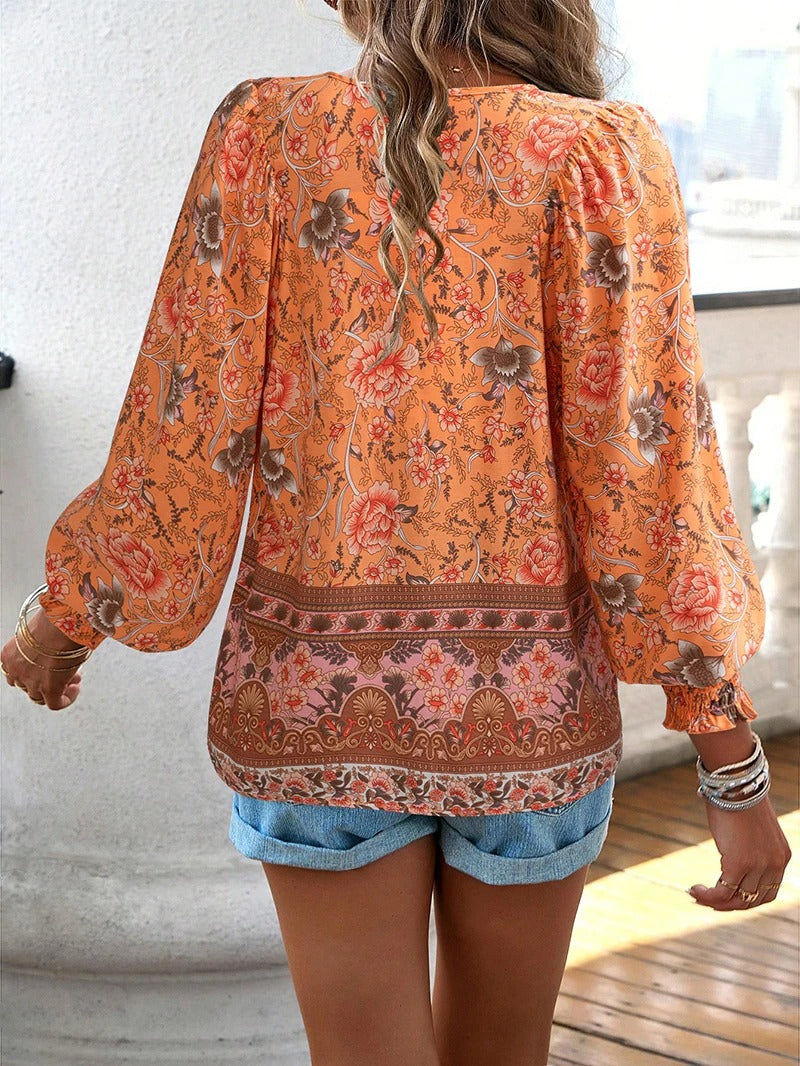 Elegant sommerbluse med blomsterdesign