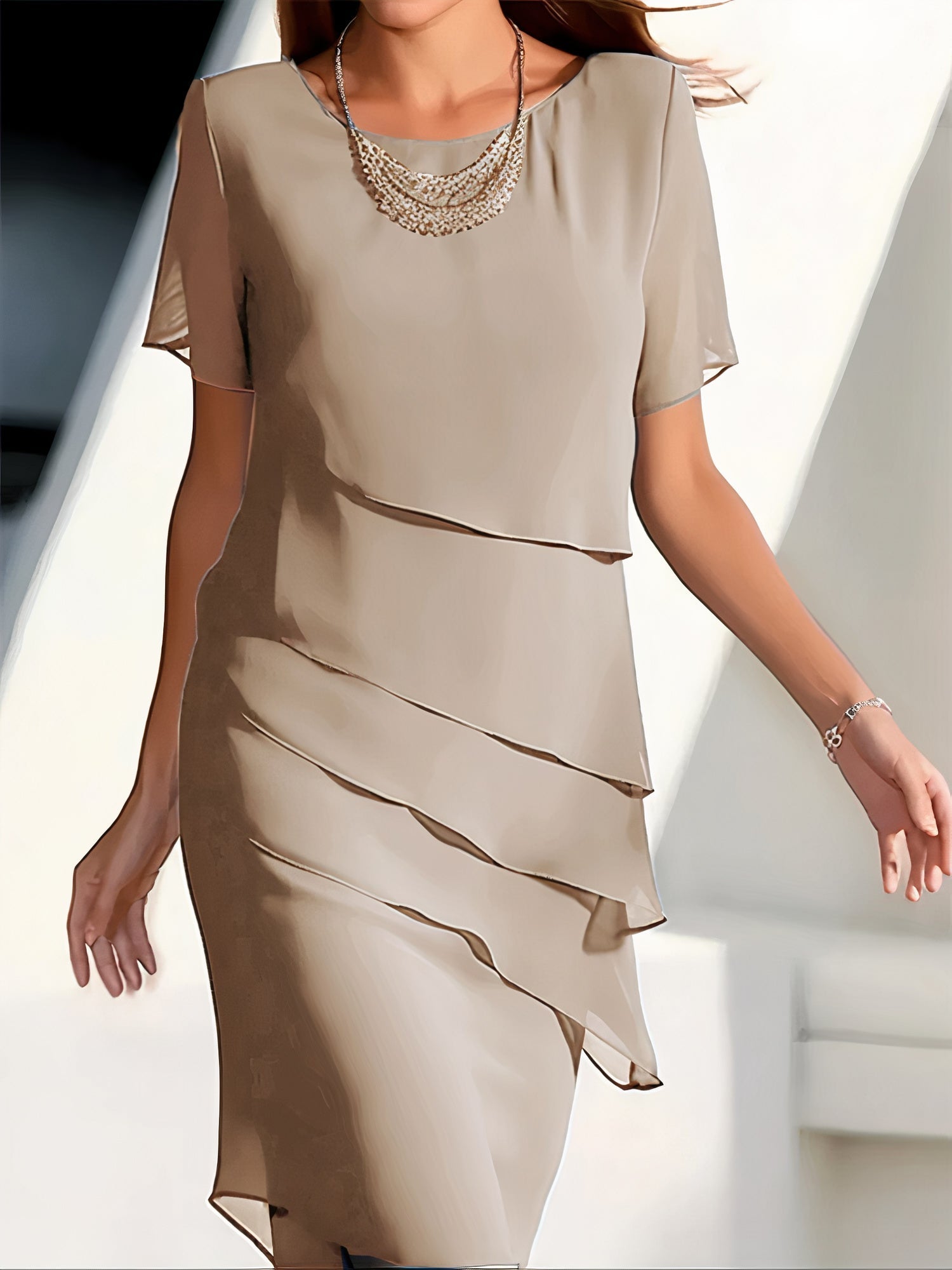 Elegant og stilfuld chiffonkjole med lag til kvinder